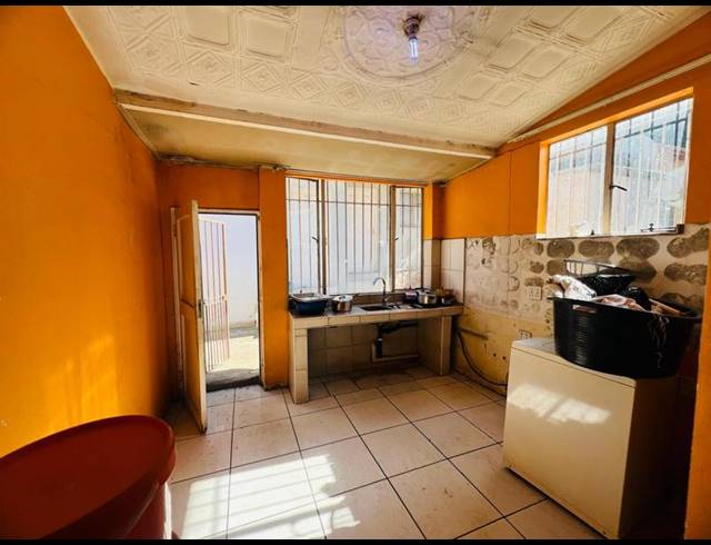 9 BEDROOM HOUSE FOR SALE IN BEZUIDENHOUT VALLEY